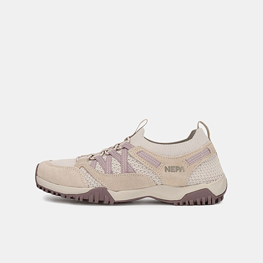 여성 클라라 하이킹