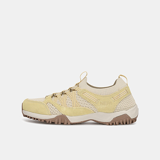 여성 클라라 하이킹