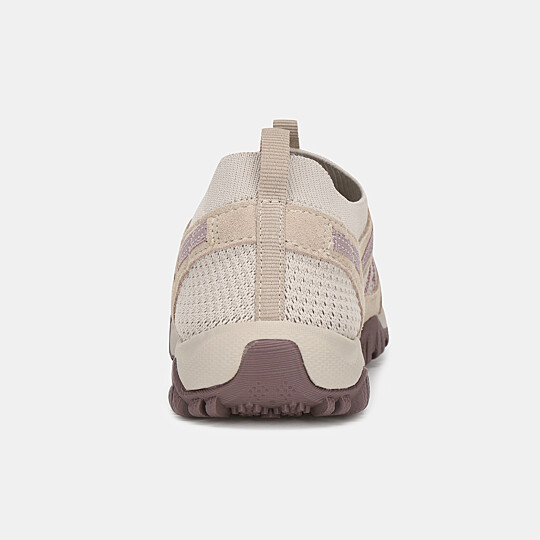 여성 클라라 하이킹